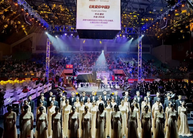 1620959822846016911.png 郎朗与best365官网大学生合唱团共同演绎《我爱你,中国》 曹松林摄_看图王.png