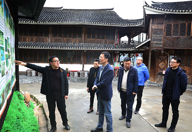 1553131909094024933.jpg 石罡校友向大家介绍“雪峰山旅游扶贫模式”.jpg