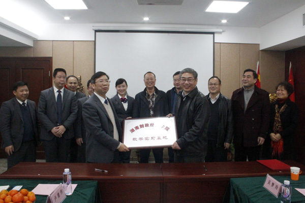 1511319262204011236.jpg 中审亚太会计师事务所实习基地授牌。.jpg
