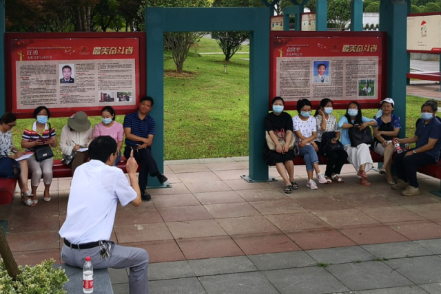 12.马克思主义学院直属党支部党员座谈会现场.png