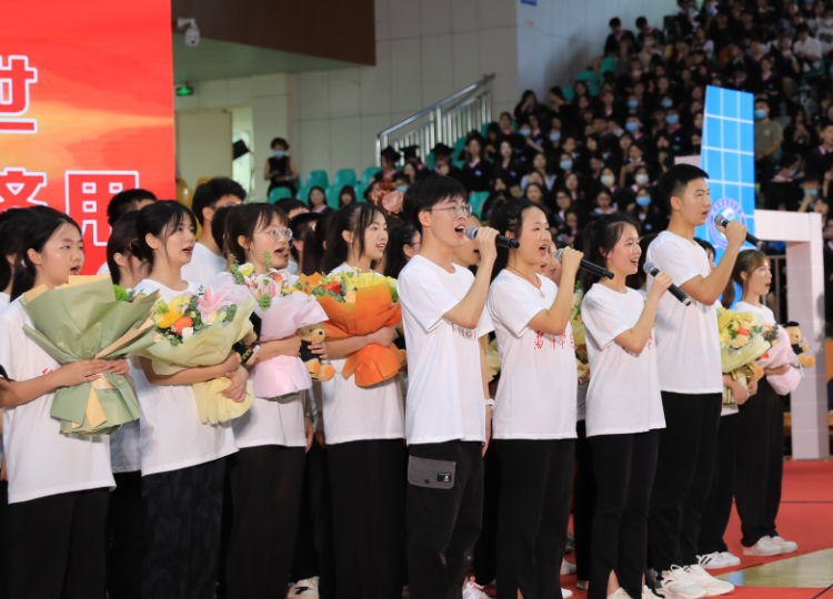雷锋学院学生朗诵.png
