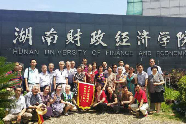 1511322806059059004.jpg 校门合影留念.jpg