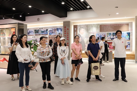 参观展览馆.jpg