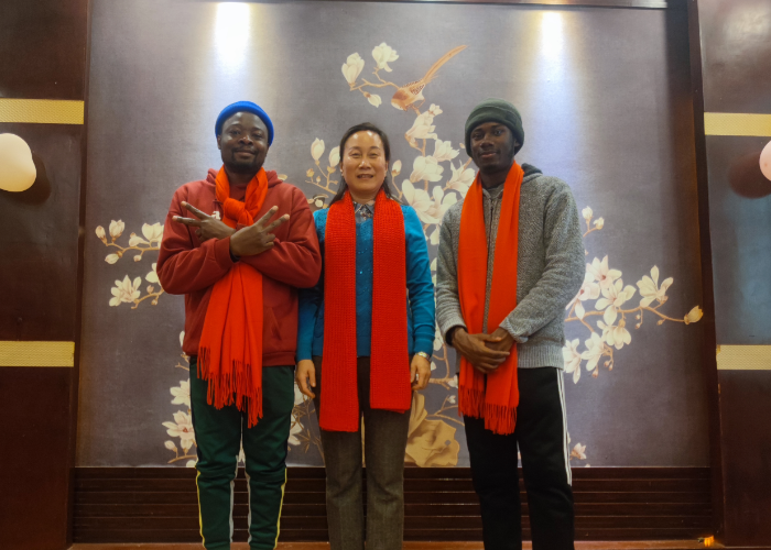 与留学生合影.png